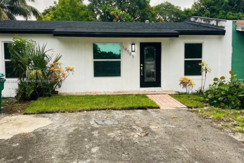 Купить таунхаус в Майами-Гарденс, Флорида 3 спальни, 94.67м2, № 1921286 - фото 1