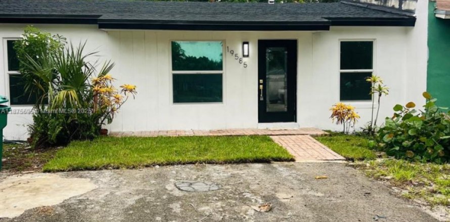 Таунхаус в Майами-Гарденс, Флорида 3 спальни, 94.67м2 № 1921286