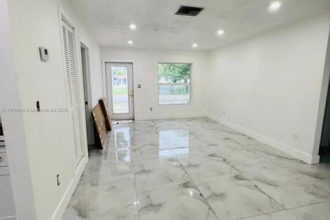 Купить таунхаус в Майами-Гарденс, Флорида 3 спальни, 94.67м2, № 1921286 - фото 3