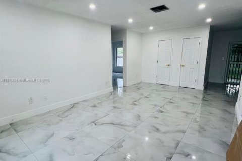 Купить таунхаус в Майами-Гарденс, Флорида 3 спальни, 94.67м2, № 1921286 - фото 2