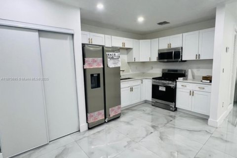 Купить таунхаус в Майами-Гарденс, Флорида 3 спальни, 94.67м2, № 1921286 - фото 5