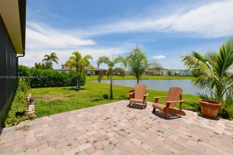 House in Port St. Lucie, Florida 3 bedrooms, 153.2 sq.m. № 1938356 - photo 29