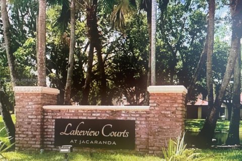 Townhouse in Plantation, Florida 2 bedrooms, 110.46 sq.m. № 2086841