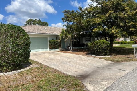 House in Punta Gorda, Florida 3 bedrooms, 141.21 sq.m. № 1616536 - photo 1