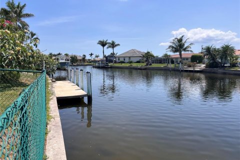 House in Punta Gorda, Florida 3 bedrooms, 141.21 sq.m. № 1616536 - photo 2