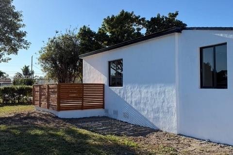 Casa en venta en Miami, Florida, 3 dormitorios, 142.23 m2 № 2258107 - foto 2