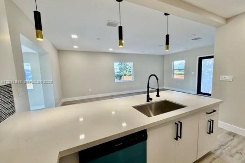 Casa en venta en Miami, Florida, 3 dormitorios, 142.23 m2 № 2258107 - foto 7