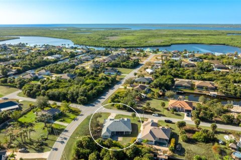House in Port Charlotte, Florida 3 bedrooms, 221.85 sq.m. № 2157132 - photo 3