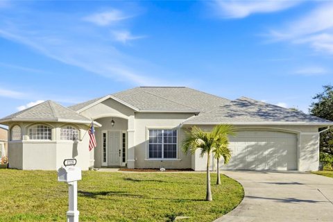 House in Port Charlotte, Florida 3 bedrooms, 221.85 sq.m. № 2157132