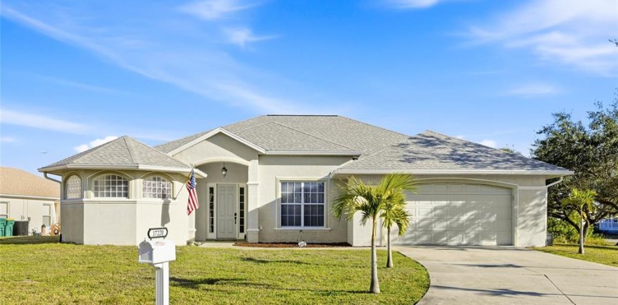 House in Port Charlotte, Florida 3 bedrooms, 221.85 sq.m. № 2157132