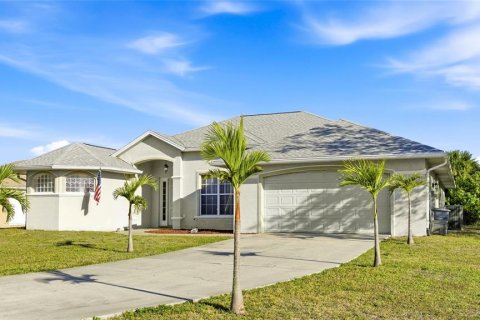 House in Port Charlotte, Florida 3 bedrooms, 221.85 sq.m. № 2157132 - photo 4
