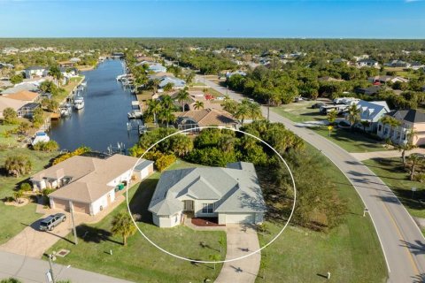 House in Port Charlotte, Florida 3 bedrooms, 221.85 sq.m. № 2157132 - photo 2