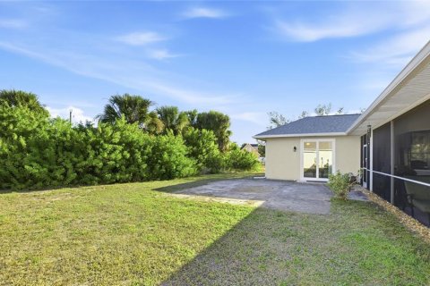 House in Port Charlotte, Florida 3 bedrooms, 221.85 sq.m. № 2157132 - photo 30