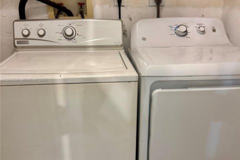 Condo in Miami, Florida, 2 bedrooms  № 1990519 - photo 18