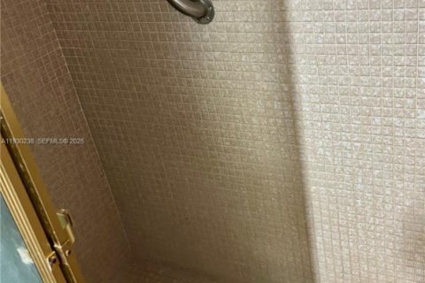 Condo in Miami, Florida, 2 bedrooms  № 1990519 - photo 12