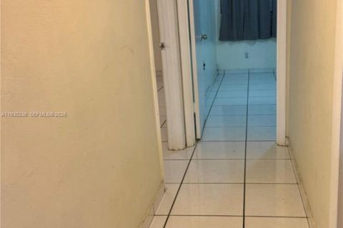 Condo in Miami, Florida, 2 bedrooms  № 1990519 - photo 13