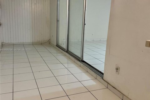 Condo in Miami, Florida, 2 bedrooms  № 1990519 - photo 17