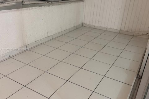 Condo in Miami, Florida, 2 bedrooms  № 1990519 - photo 19