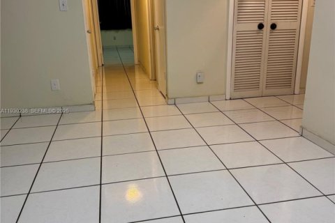 Condo in Miami, Florida, 2 bedrooms  № 1990519 - photo 16