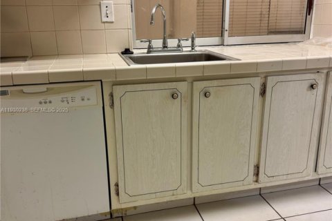 Condo in Miami, Florida, 2 bedrooms  № 1990519 - photo 14