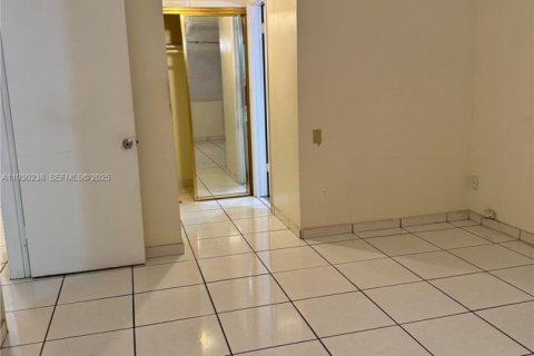 Condo in Miami, Florida, 2 bedrooms  № 1990519 - photo 10