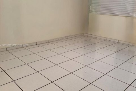 Condo in Miami, Florida, 2 bedrooms  № 1990519 - photo 11