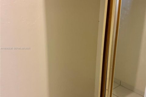 Condo in Miami, Florida, 2 bedrooms  № 1990519 - photo 9