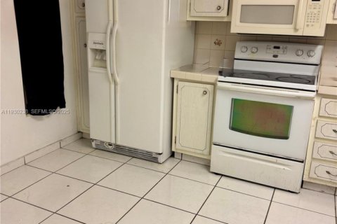 Condo in Miami, Florida, 2 bedrooms  № 1990519 - photo 15
