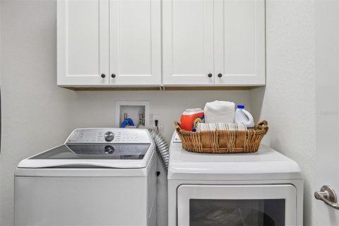 Condo in New Smyrna Beach, Florida, 2 bedrooms  № 2402776 - photo 17