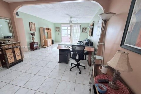 Condominio en venta en Lauderdale Lakes, Florida, 1 dormitorio, 69.49 m2 № 2055428 - foto 8