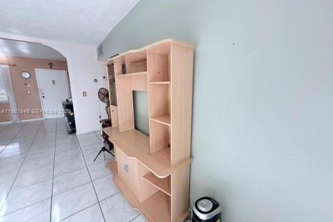 Condominio en venta en Lauderdale Lakes, Florida, 1 dormitorio, 69.49 m2 № 2055428 - foto 14