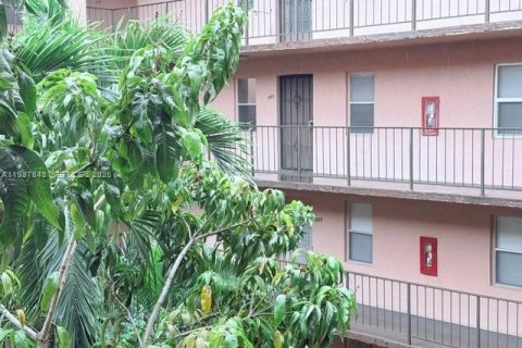 Condominio en venta en Lauderdale Lakes, Florida, 1 dormitorio, 69.49 m2 № 2055428 - foto 1