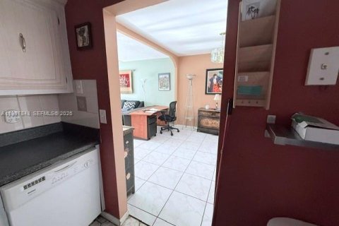 Condominio en venta en Lauderdale Lakes, Florida, 1 dormitorio, 69.49 m2 № 2055428 - foto 5