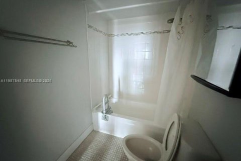 Condominio en venta en Lauderdale Lakes, Florida, 1 dormitorio, 69.49 m2 № 2055428 - foto 23