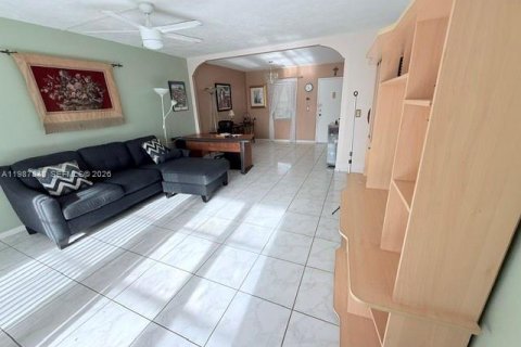 Condominio en venta en Lauderdale Lakes, Florida, 1 dormitorio, 69.49 m2 № 2055428 - foto 10