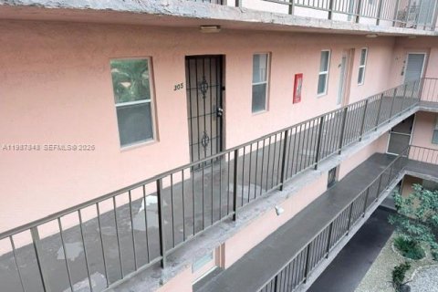 Condominio en venta en Lauderdale Lakes, Florida, 1 dormitorio, 69.49 m2 № 2055428 - foto 2