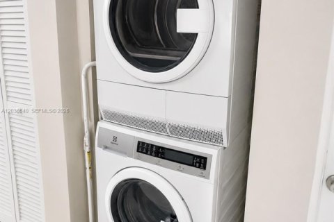 Снять в аренду кондоминиум в Майами-Бич, Флорида 2 спальни, 92.34м2, № 2084460 - фото 4
