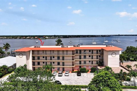 Condo in Stuart, Florida, 2 bedrooms  № 2289658 - photo 2