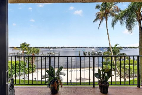 Condo in Stuart, Florida, 2 bedrooms  № 2289658 - photo 13