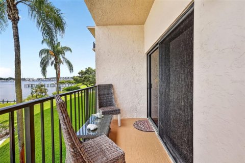 Condo in Stuart, Florida, 2 bedrooms  № 2289658 - photo 18