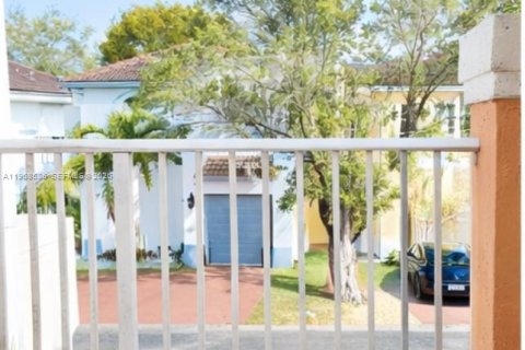 Casa en alquiler en Miami, Florida, 4 dormitorios, 166.3 m2 № 2030594 - foto 2