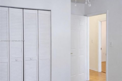 Casa en alquiler en Miami, Florida, 4 dormitorios, 166.3 m2 № 2030594 - foto 5