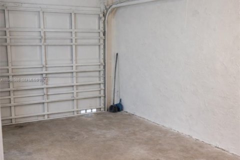 Casa en alquiler en Miami, Florida, 4 dormitorios, 166.3 m2 № 2030594 - foto 7