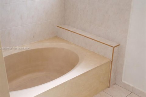 Casa en alquiler en Miami, Florida, 4 dormitorios, 166.3 m2 № 2030594 - foto 6