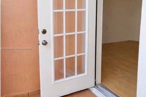 Casa en alquiler en Miami, Florida, 4 dormitorios, 166.3 m2 № 2030594 - foto 3