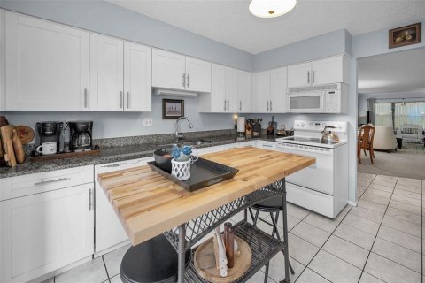 Condo in New Port Richey, Florida, 2 bedrooms  № 1894293 - photo 12