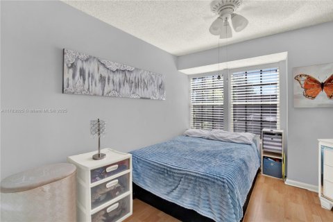 Townhouse in Royal Palm Beach, Florida 3 bedrooms, 158.86 sq.m. № 1862817 - photo 19
