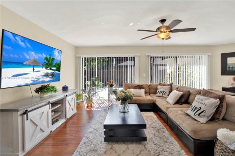 Townhouse in Royal Palm Beach, Florida 3 bedrooms, 158.86 sq.m. № 1862817 - photo 7