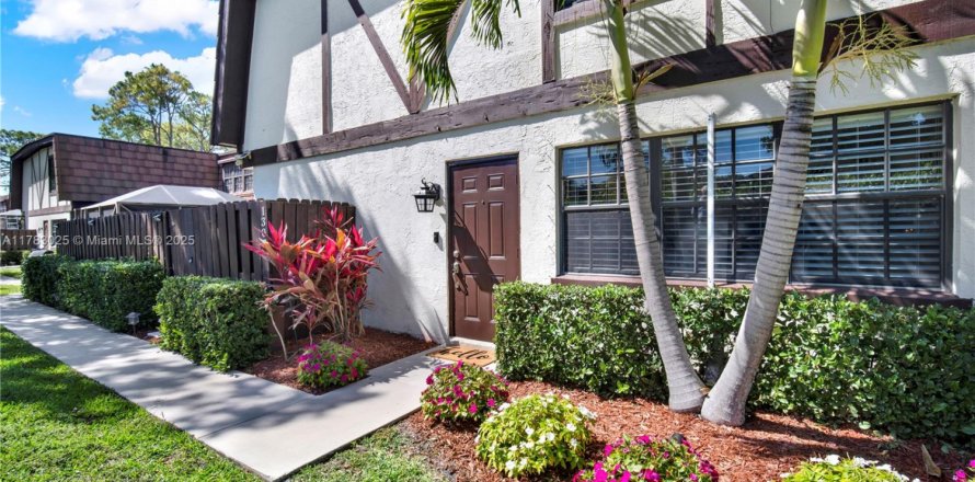 Townhouse in Royal Palm Beach, Florida 3 bedrooms, 158.86 sq.m. № 1862817