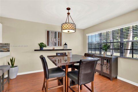 Townhouse in Royal Palm Beach, Florida 3 bedrooms, 158.86 sq.m. № 1862817 - photo 9